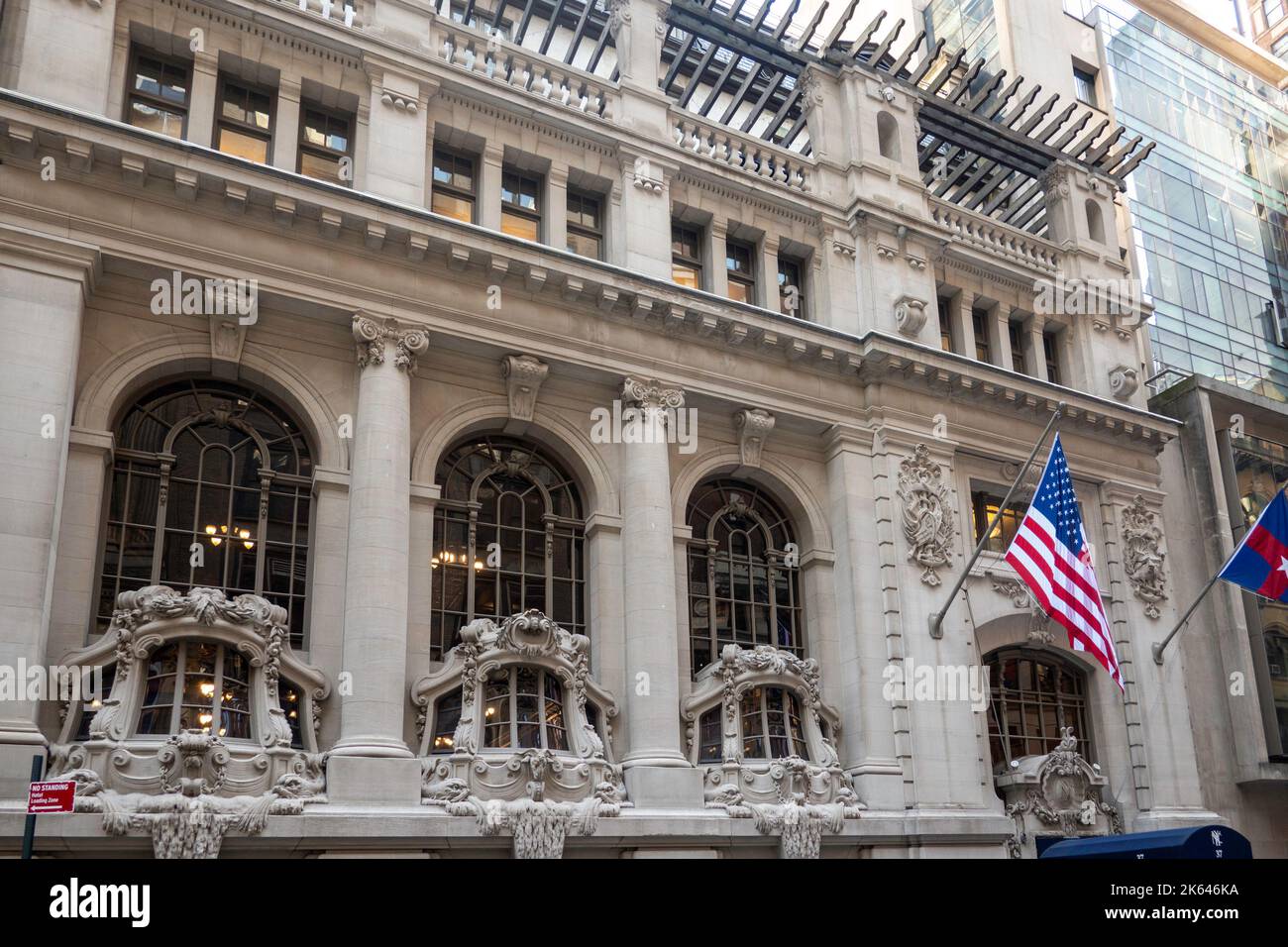 La façade navale ornée du New York Yacht Club est un point de repère situé au 37 West 44th Street, NYC, USA 2022 Banque D'Images