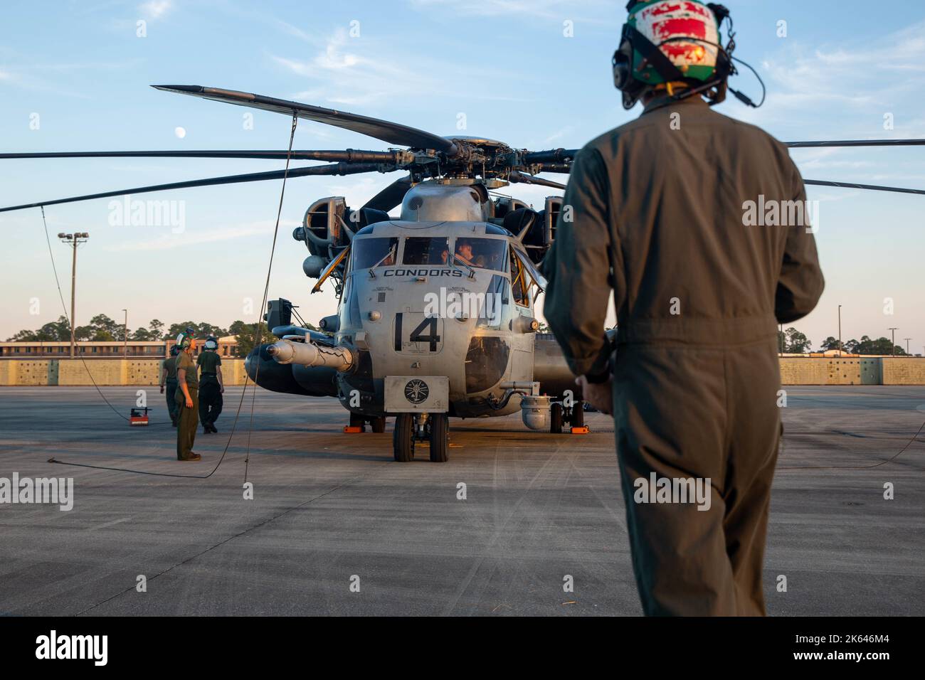 Les Marines des États-Unis avec le Marine Heavy Helicopter Squadron (HMH) 464 préparent un CH-53E Super Stallion pour l'entretien à un endroit non divulgué, le 6 octobre 2022. HMH-464 a fourni un soutien en cas d'agression au Commandement des opérations spéciales des Forces maritimes pendant l'exercice Raven 23-1 afin d'améliorer la préparation au combat dans un environnement expéditionnaire inconnu. HMH-464 est une unité subordonnée de la 2nd Escadre d'aéronefs maritimes, élément de combat aérien de la II Force expéditionnaire maritime. (É.-U. Photo du corps marin par PFC. Vanskike) Banque D'Images