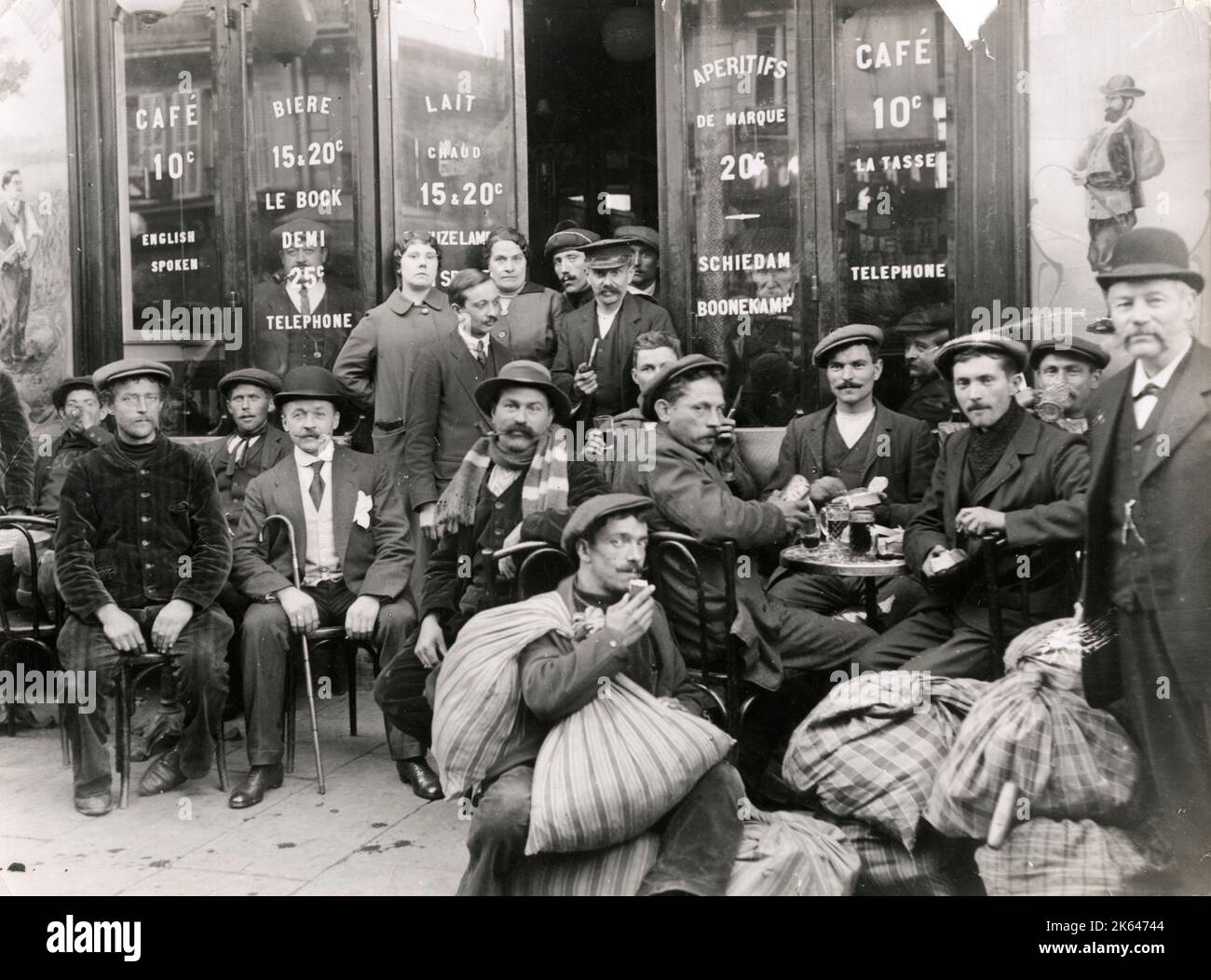 Photographie de la première Guerre mondiale - WWI: Les fidèles belges qui sont devenus des travailleurs sur le terrain, Paris Banque D'Images