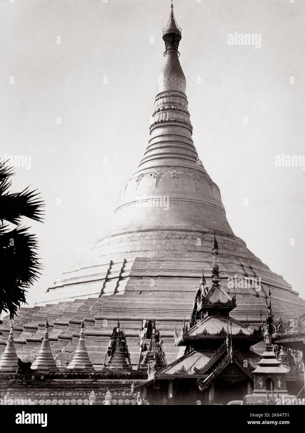 C.1880 s pour l'Inde - la pagode Shwedagon, officiellement appelé pagode Shwedagon Zedi Daw et aussi connu comme le grand Dagon Pagoda et la Pagode d'or, est un stupa doré situé à Yangon, Myanmar. Rangoon Birmanie. Banque D'Images