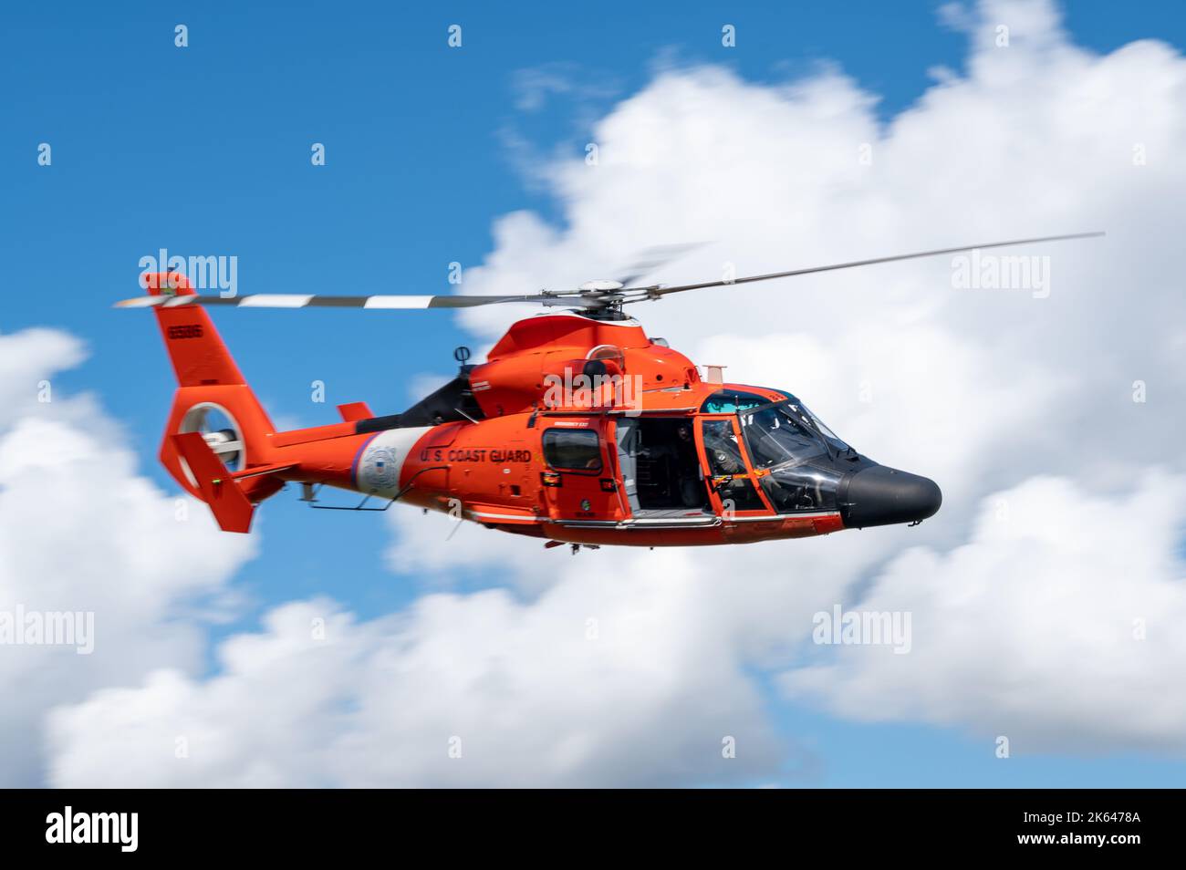 Hélicoptère Dolphin MH-65 de la Garde côtière des États-Unis à partir de la station aérienne de la Garde côtière de Miami, entraînement au Homestead ARB. Banque D'Images