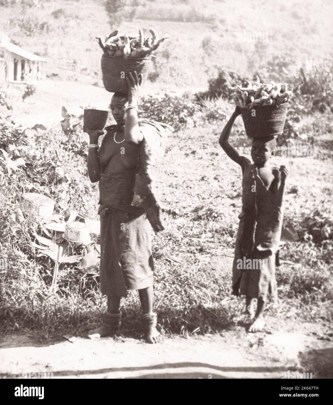 1940s Afrique de l'est - Ouganda - Groupe tribal Chigga - mise sur le marché avec des patates douces Photographie par un officier de recrutement de l'armée britannique stationnés en Afrique de l'est et au Moyen-Orient pendant la Seconde Guerre mondiale Banque D'Images