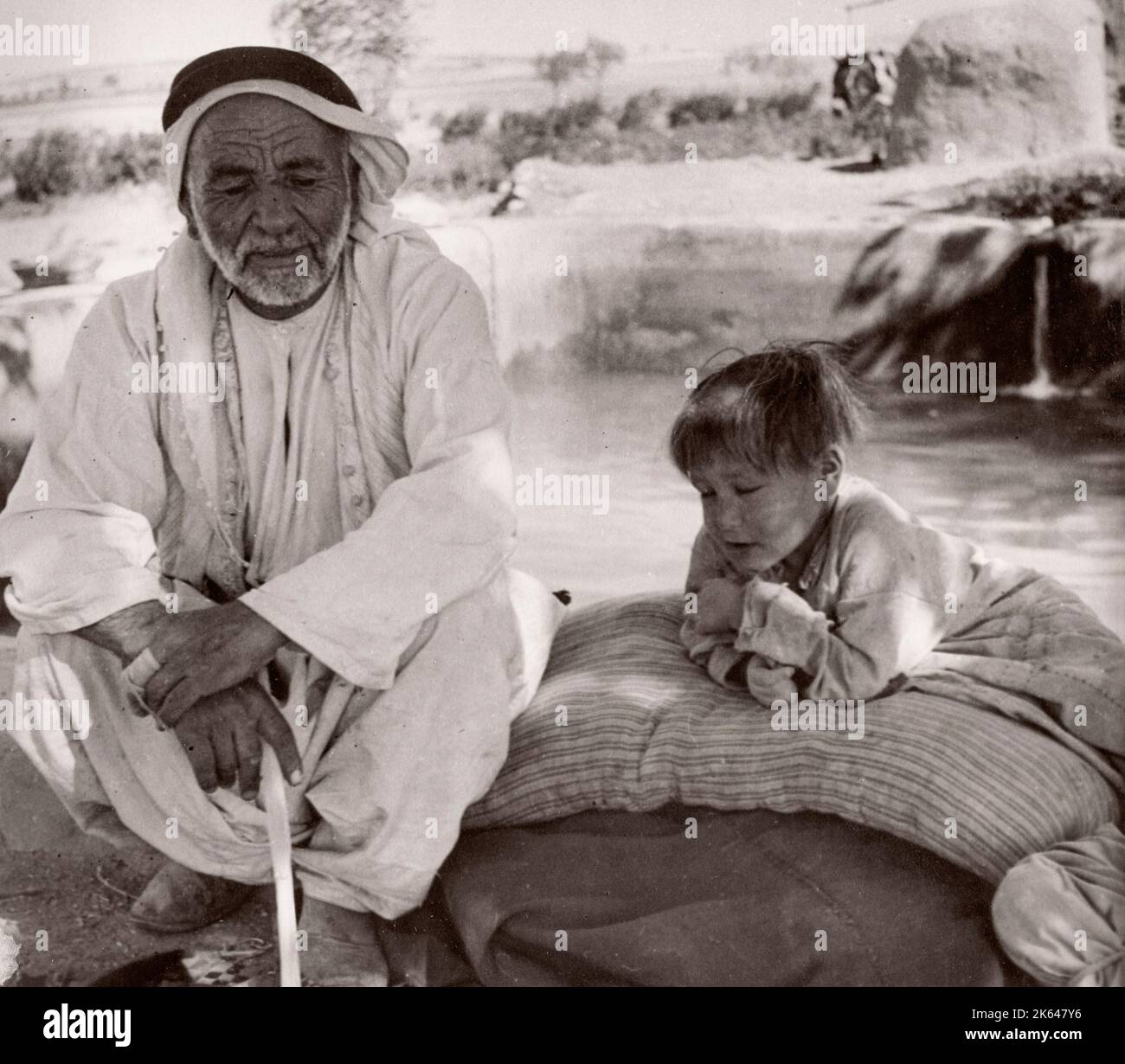 1943 Syrie - homme et garçon souffrant de Trachoma Photographie par un officier de recrutement de l'armée britannique stationné en Afrique de l'est et au Moyen-Orient pendant la Seconde Guerre mondiale Banque D'Images