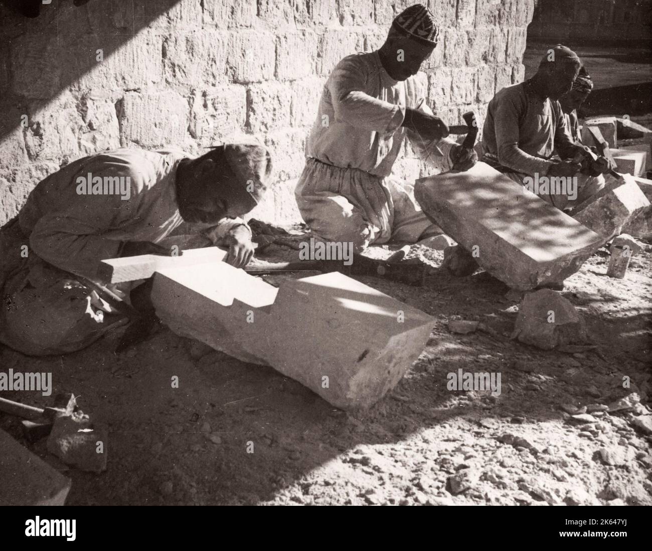 1943 Moyen-Orient Syrie - scène à Alep - maçons en pierre pierres pierres pierres Photographie par un officier de recrutement de l'armée britannique stationnés en Afrique de l'est et au Moyen-Orient pendant la Seconde Guerre mondiale Banque D'Images