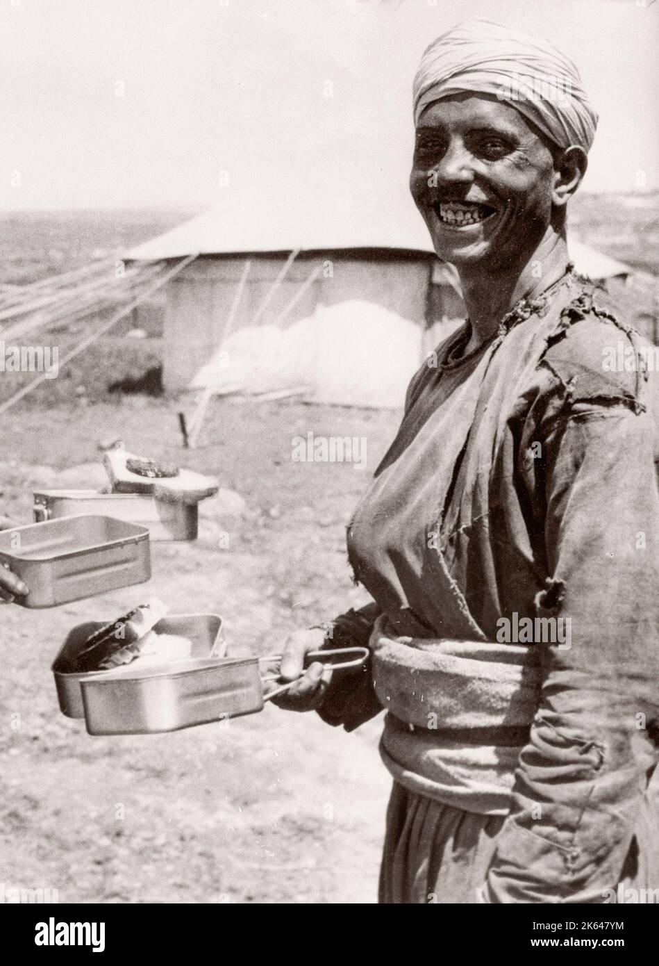 1943 Moyen-Orient Syrie - scène à Alep - recrues de l'armée britannique - recrute avec des rations Photographie d'un officier de recrutement de l'armée britannique stationné en Afrique de l'est et au Moyen-Orient pendant la Seconde Guerre mondiale Banque D'Images