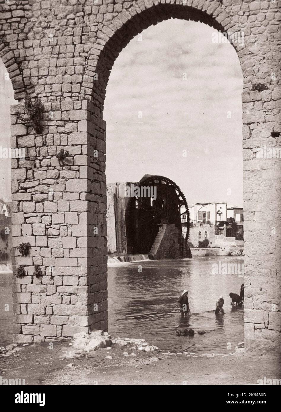 1943 Syrie - Hama sur la rivière Orontes Photographie d'un officier de recrutement de l'armée britannique stationné en Afrique de l'est et au Moyen-Orient pendant la Seconde Guerre mondiale Banque D'Images