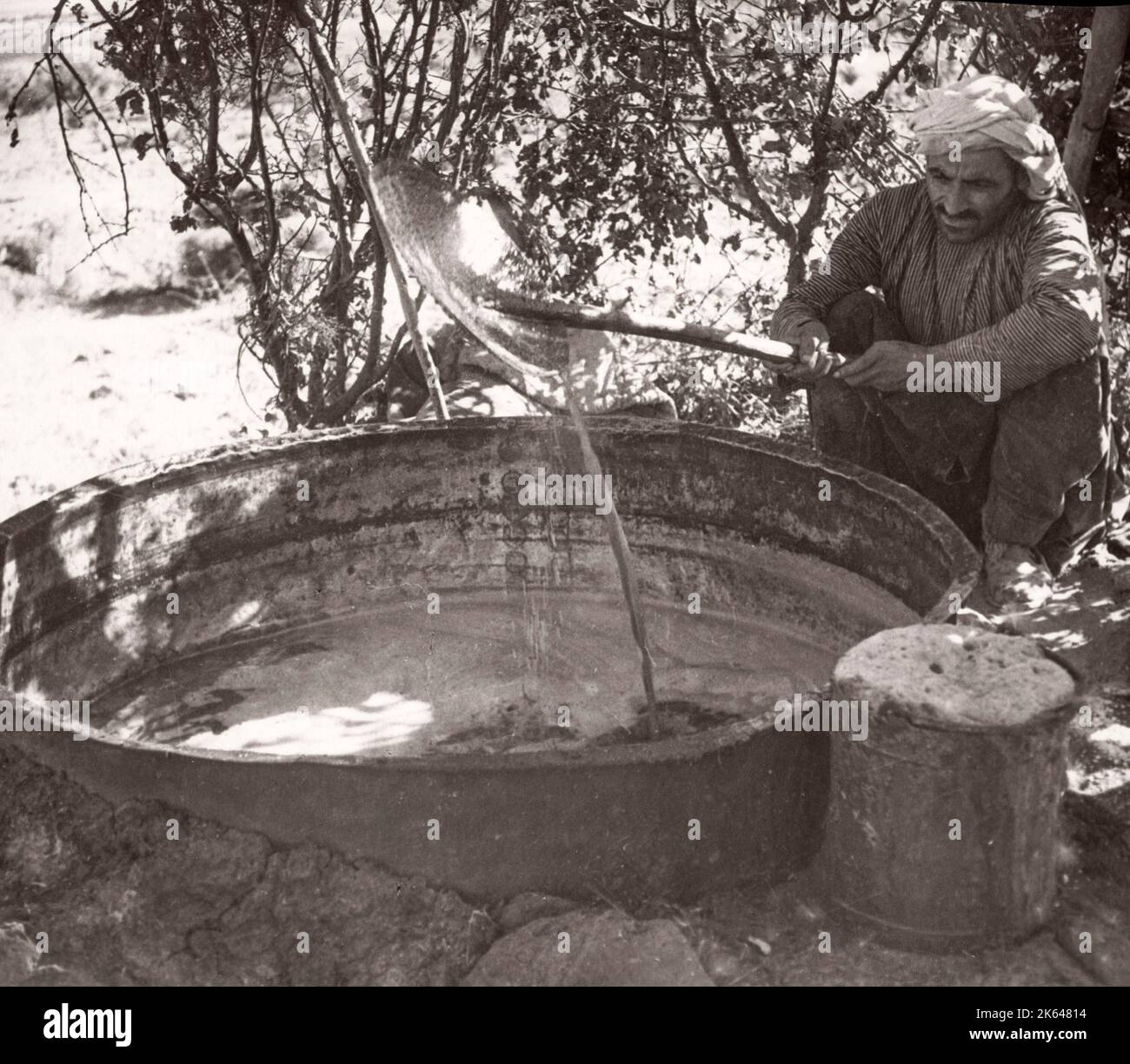 1943 Syrie - faire bouillir des raisins à Make Arak liqour Photographie par un officier de recrutement de l'armée britannique stationnés en Afrique de l'est et au Moyen-Orient pendant la Seconde Guerre mondiale Banque D'Images