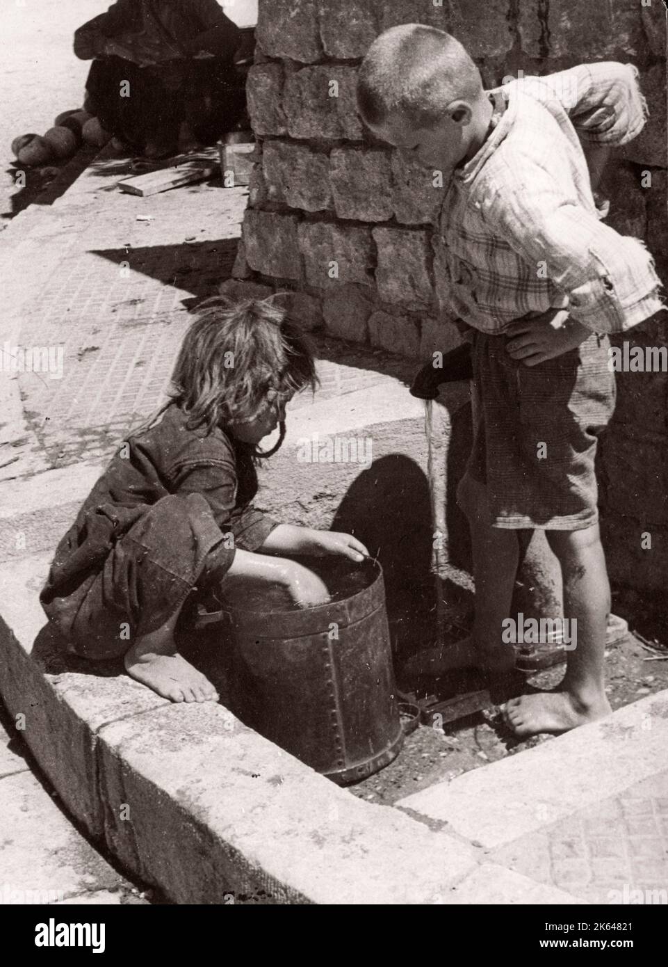 1843 - Syrie - les enfants qui reçoivent de l'eau d'un puits Photographie par un officier de recrutement de l'armée britannique en poste en Afrique de l'est et au Moyen-Orient pendant la Seconde Guerre mondiale Banque D'Images