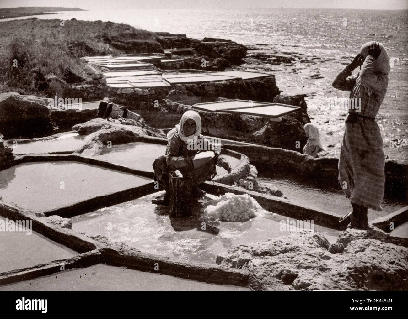 1943 - Syrie - faire du sel à partir de l'eau de mer par évaporation sur la côte à Tartus Photographie par un officier de recrutement de l'armée britannique stationnés en Afrique de l'est et au Moyen-Orient pendant la Seconde Guerre mondiale Banque D'Images
