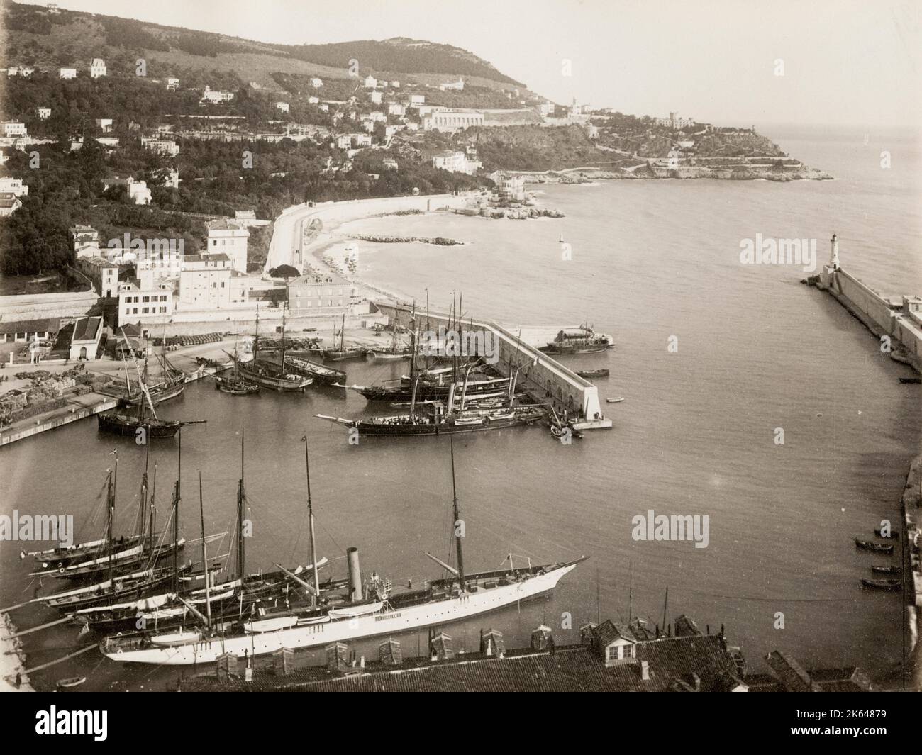 Photographie vintage du XIXe siècle: France c.1890 - entrée au port de Nice, navires attachés au quai. Banque D'Images