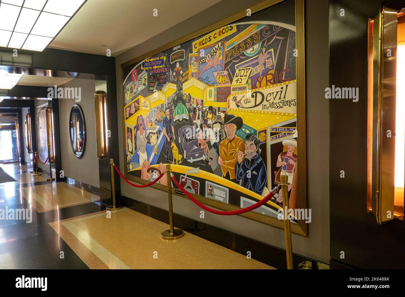 L'intérieur de l'hôtel Edison présente des peintures murales art déco, New York City, USA 2022 Banque D'Images