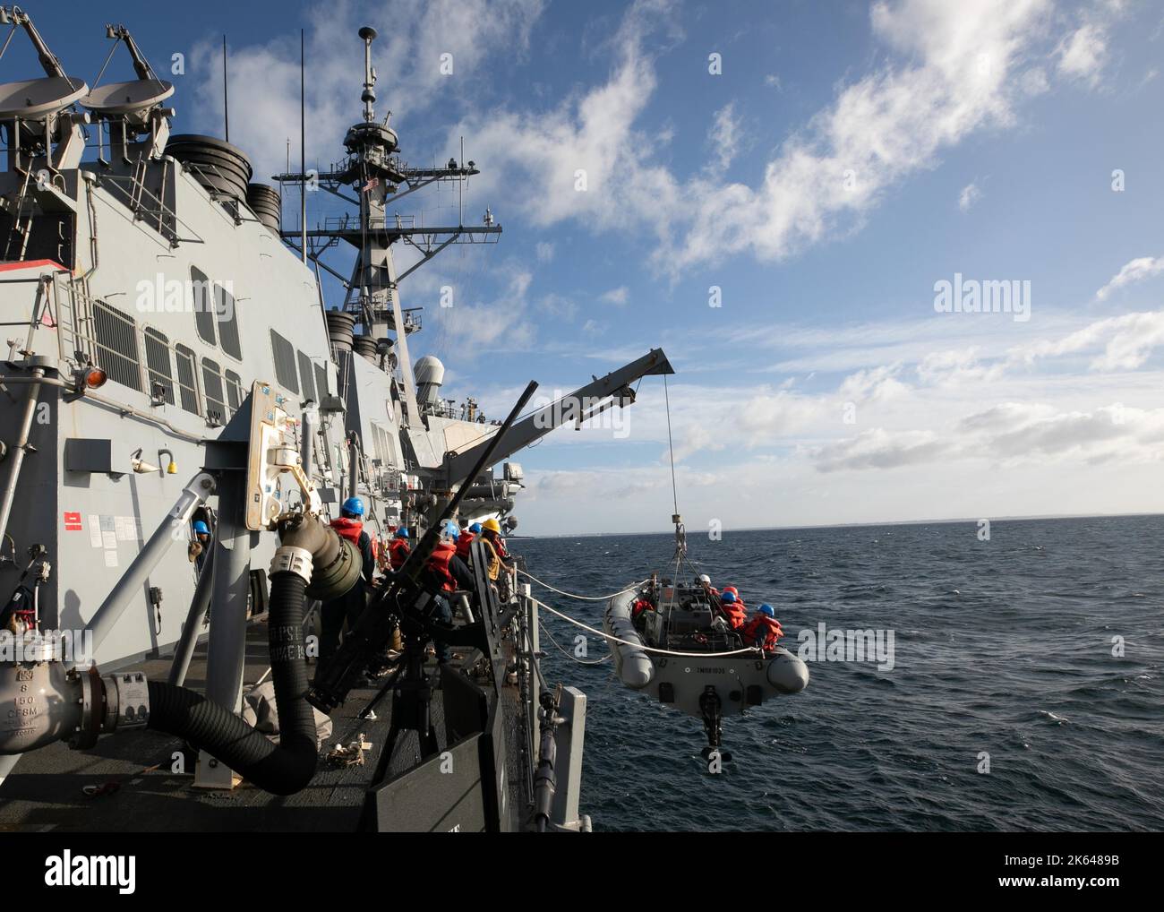 220929-N-DE439-1144 OCÉAN ATLANTIQUE (SEPT 29, 2022) les marins abaissent un bateau gonflable à coque rigide du pont de bateau du destroyer à missile guidé de classe Arleigh Burke USS Arleigh Burke (DDG 51), 29 septembre 2022. Arleigh Burke est en cours de déploiement prévu dans la zone d'opérations de la Naval Forces Europe des États-Unis, employée par la U.S. Sixth Fleet pour défendre les intérêts américains, alliés et partenaires. (É.-U. Navy photo by Mass communication Specialist 2nd Class Almagissel Schurant) Banque D'Images