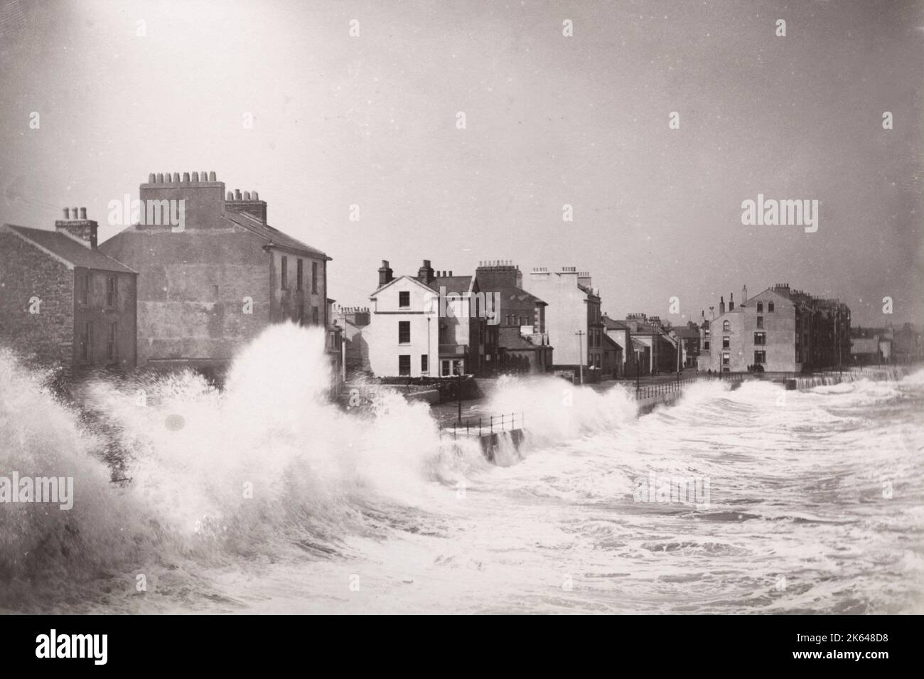 Photographie vintage du XIXe siècle : vagues s'écrasant sur le rivage, Ramsey, Île de Man Banque D'Images