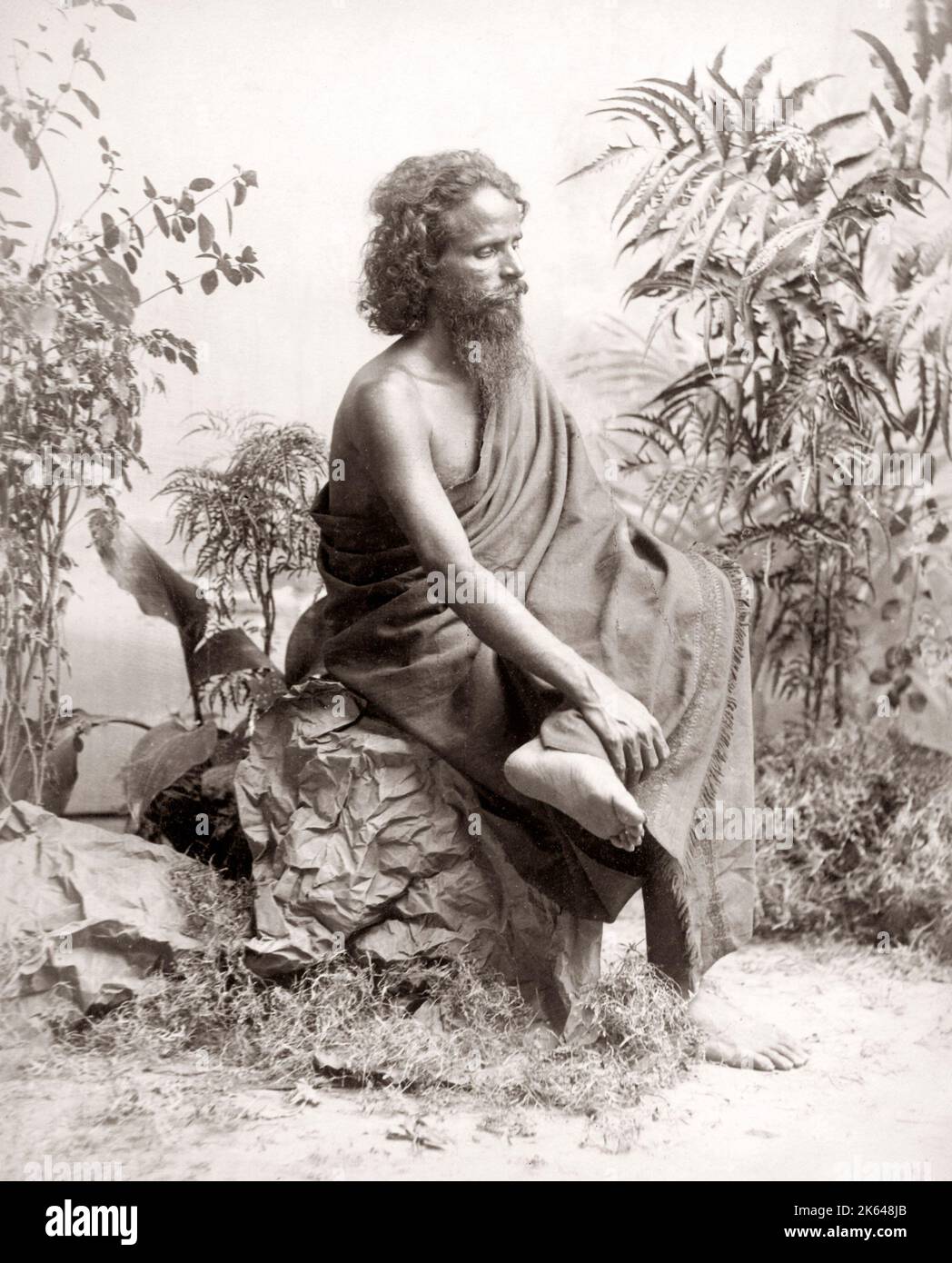 Homme indien (peut-être Toda) dans un cadre de studio, Inde c.1880 Banque D'Images