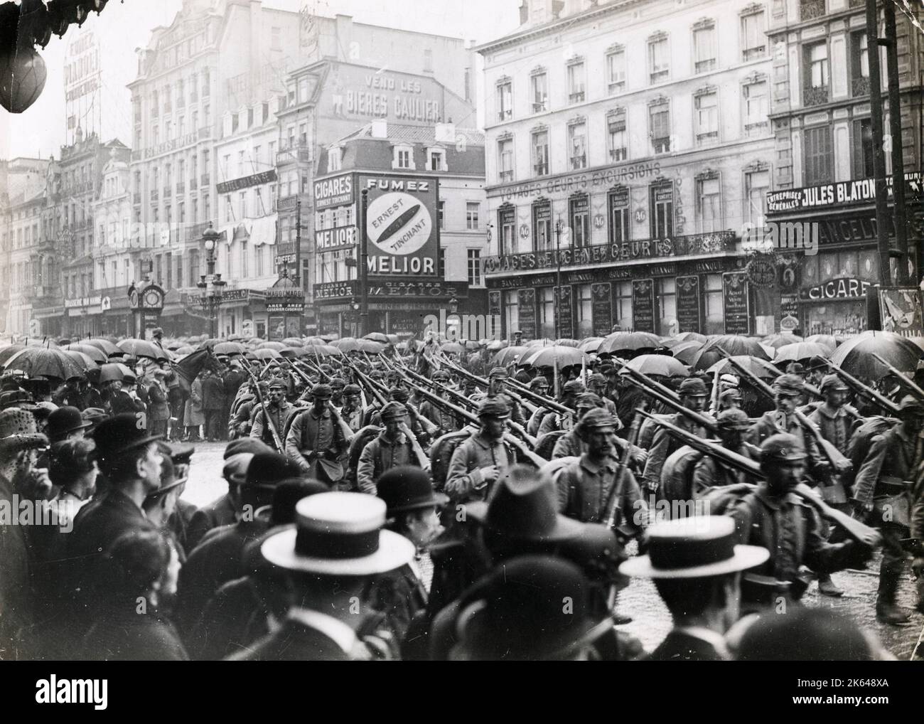 Photographie de la première Guerre mondiale - première Guerre mondiale : soldats allemands à Bruxelles, grande foule Banque D'Images