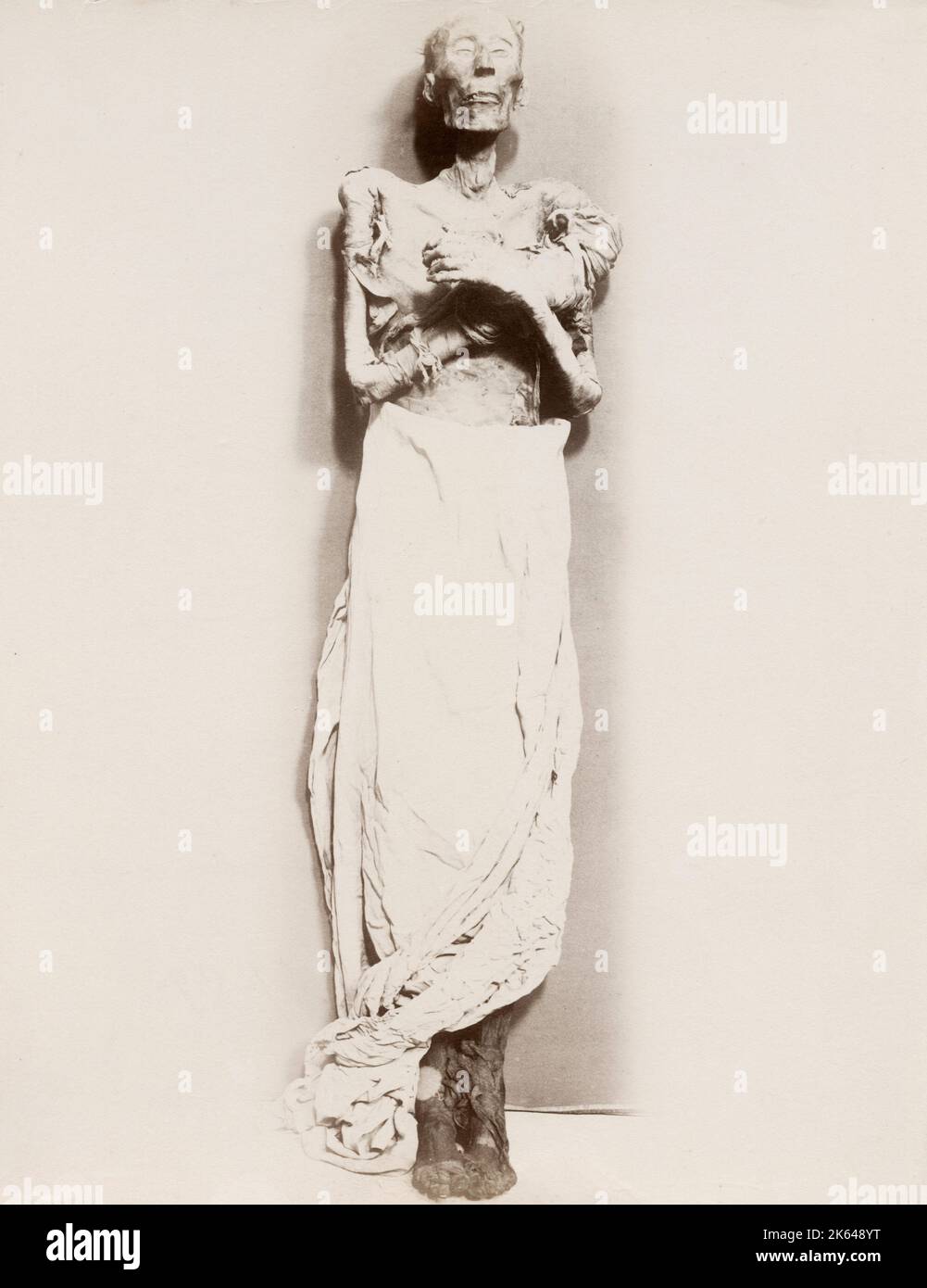 Photographie vintage du 19th siècle : momie pleine longueur, Égypte, homme momifié. Banque D'Images