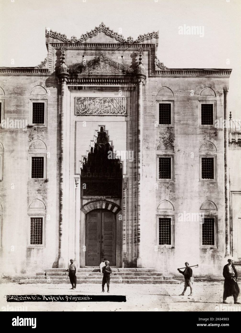 Photographie vintage du 19e siècle - la mosquée Soleymaniye est une mosquée impériale ottomane située sur la troisième colline d'Istanbul, en Turquie. La mosquée a été commandée par Suleiman le magnifique et conçue par l'architecte impérial Mimar Sinan. Une inscription précise la date de fondation comme 1550 et la date d'inauguration comme 1557 Banque D'Images