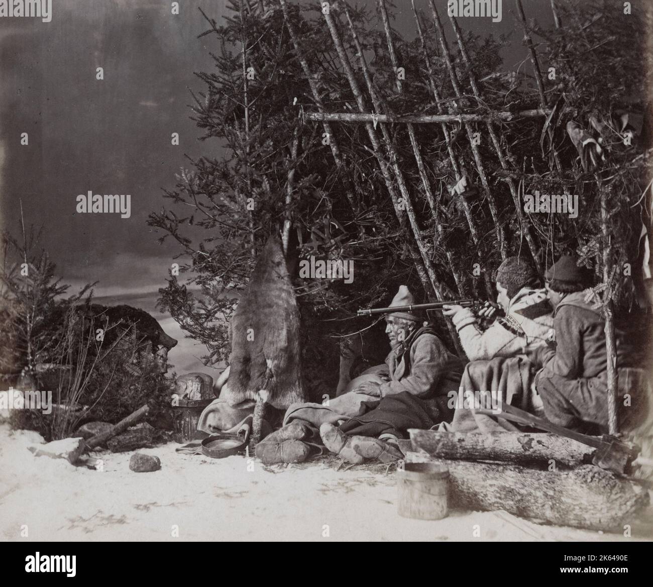 Photographie vintage du XIXe siècle - chasseurs avec des armes à feu en train de tirer dans la neige, composition en studio de William Notman, Canada, vers 1880. Banque D'Images