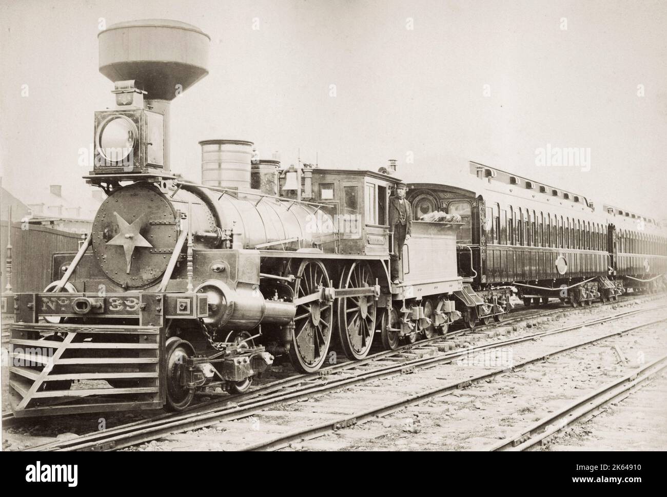 Photographie vintage du XIXe siècle : locomotive à vapeur américaine avec attrape-vache sur le devant. Banque D'Images