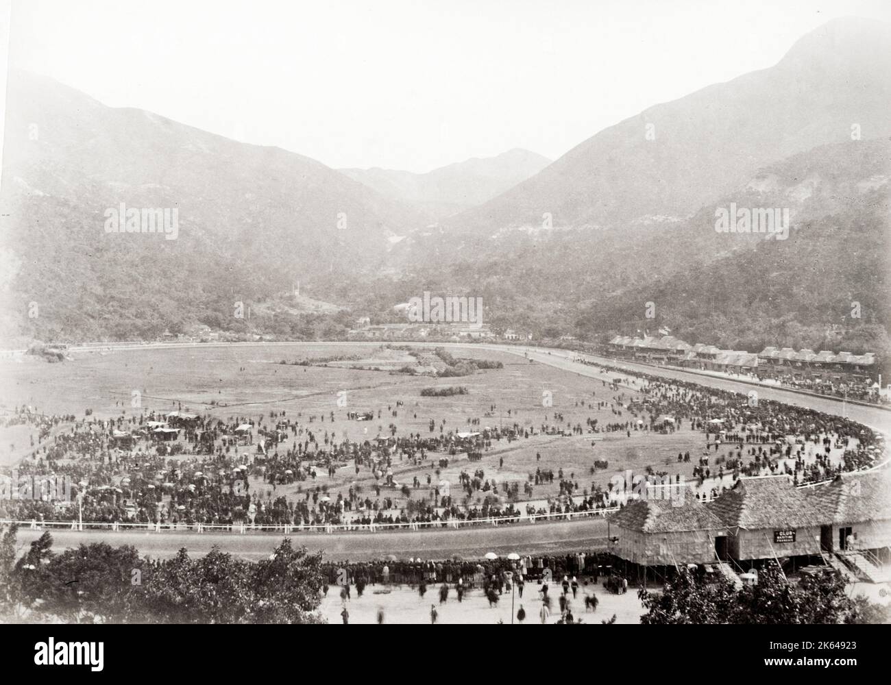 Photographie vintage du XIXe siècle : Hong Kong (Chine) c.1880 - une foule importante à une rencontre de course à cheval au Happy Valley racecourse. Banque D'Images