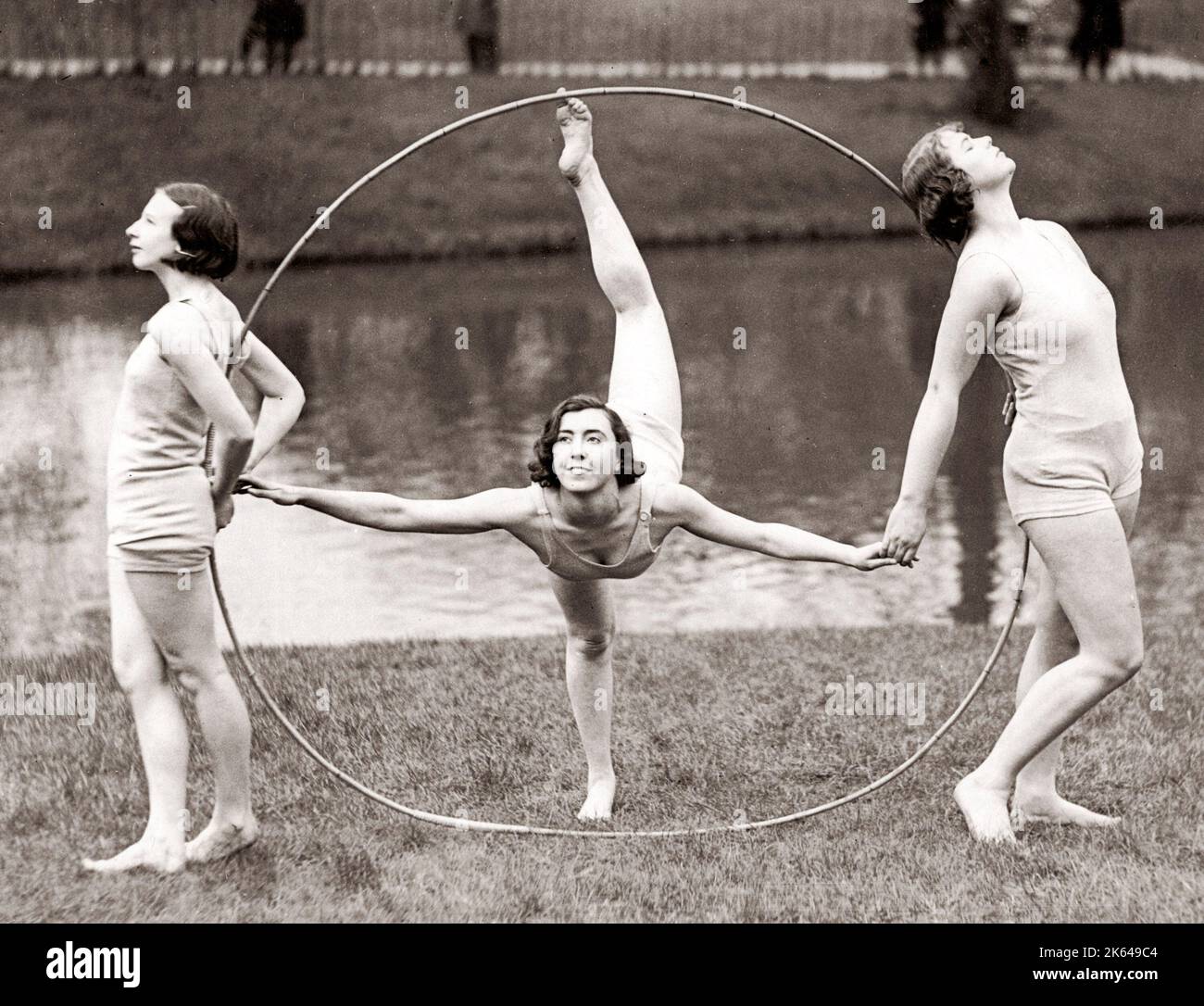 Danseurs avec des cerceaux, Liverpool, 1930 École de danse Banque D'Images