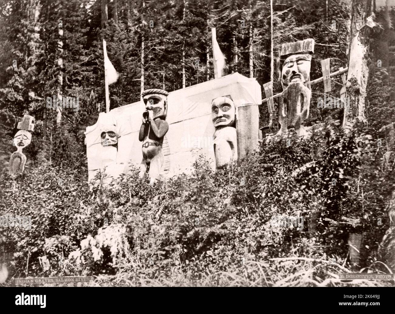 C. 1880s vintage photo - Amérique du Nord - totems, Alert Bay sur l'île Cormorant, dans le District régional de Mount Waddington, British Columbia, Canada. Banque D'Images