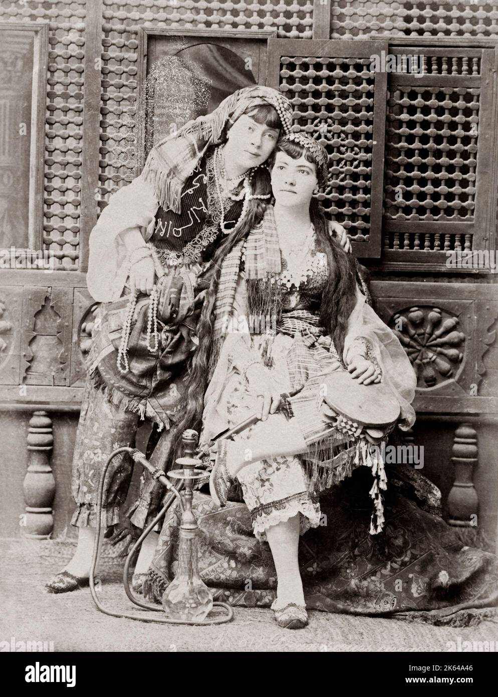 Deux jeunes femme égyptienne avec tuyau de narguilé, l'Égypte, c.1880 . Banque D'Images