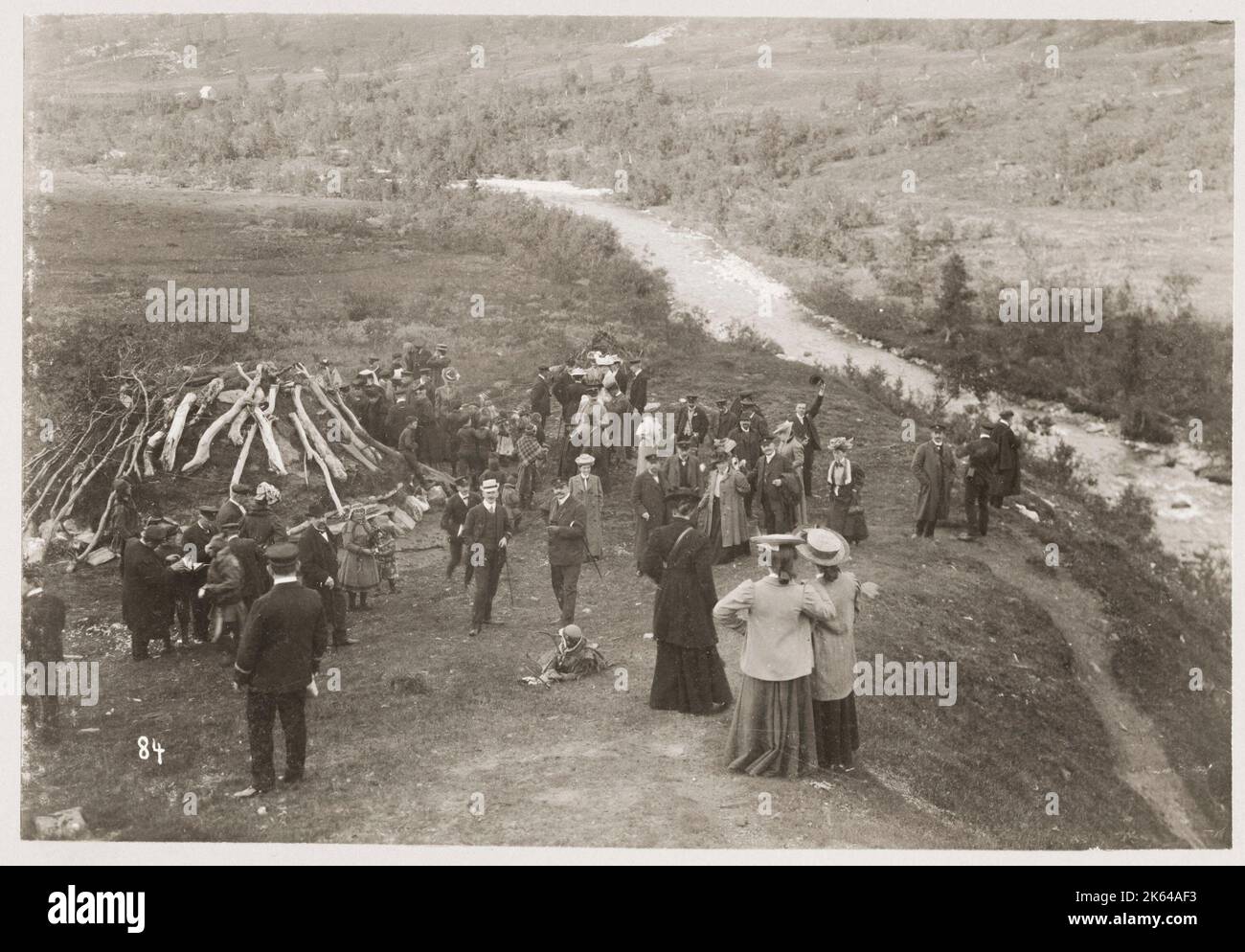 Photographie vintage c.1900 : visite touristique à la ferme sami, probablement en Norvège. Banque D'Images