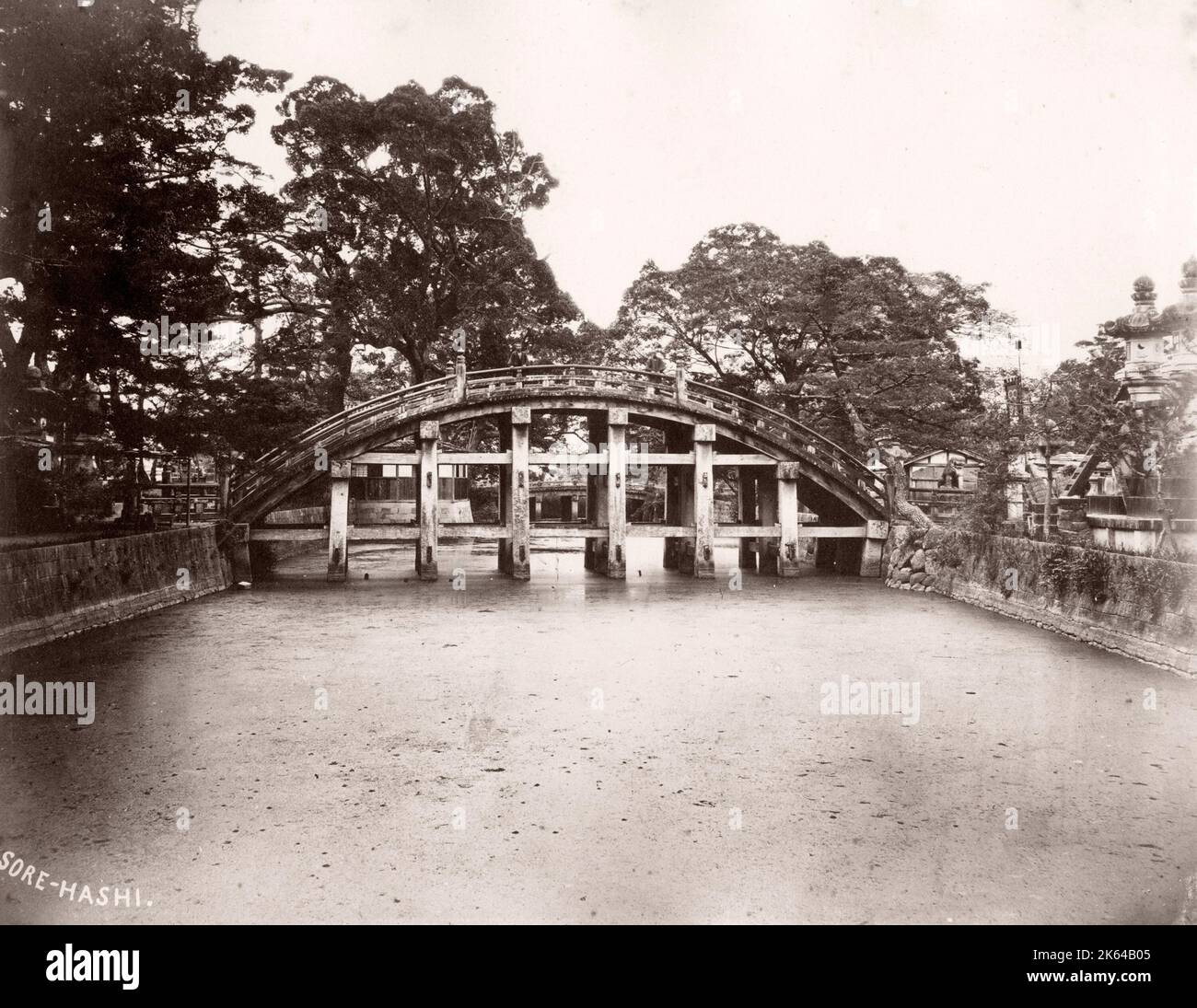 19e siècle vintage photo - pont en bois en arrière de la bosse, Kobe, Japon, von Stillfried studio, 1870 Banque D'Images