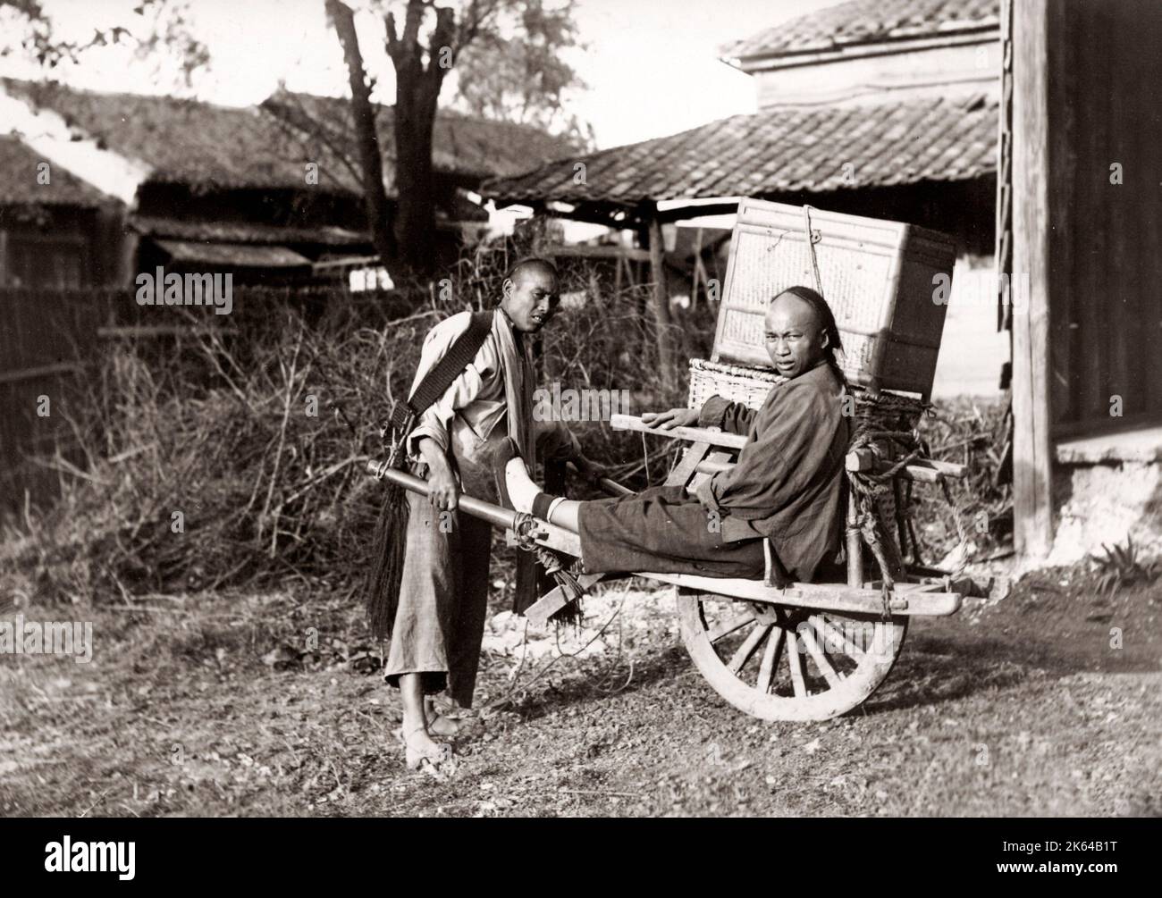 c.1890 Chine - types et métiers chinois - brouette et passager Banque D'Images