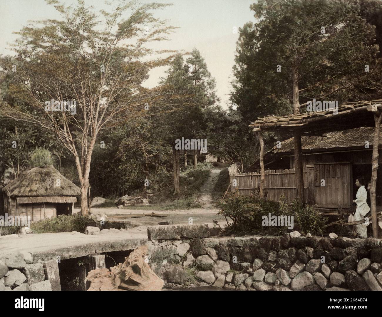 Photographie du XIXe siècle - pont au-dessus d'un ruisseau au village de Miyagino, près de Kiga, au Japon. Image c.1880 Banque D'Images