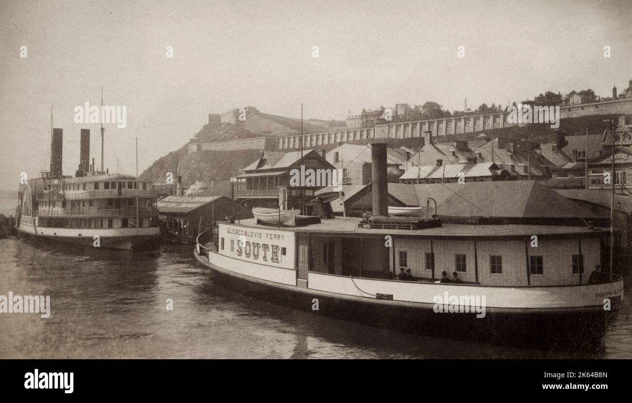 Photographie d'époque du XIXe siècle - la Citadelle du port, Montréal, Canada, avec un bateau à vapeur à aubes et un traversier attaché, image c.1890. Banque D'Images