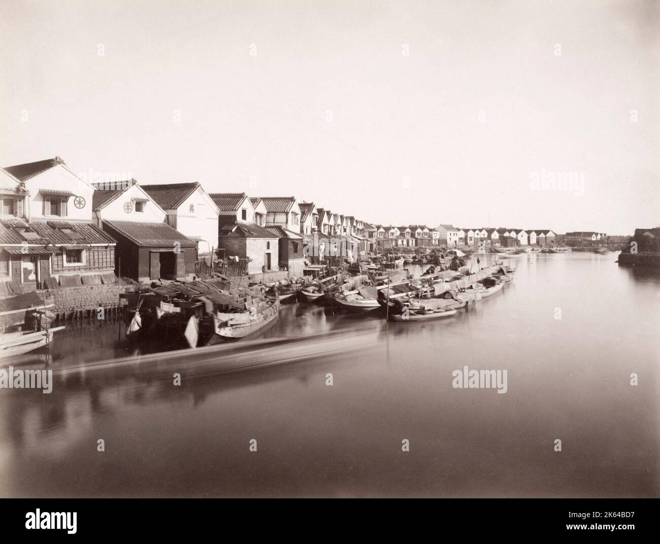 Photo du XIXe siècle : vue sur les quais et les gosses ou les entrepôts, le front de mer, la ville portuaire, le Japon, Banque D'Images