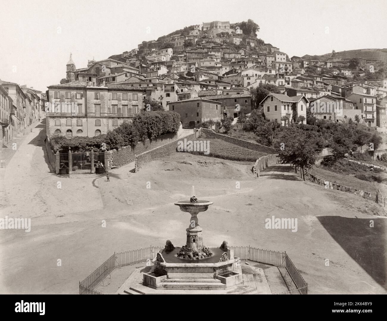 Photographie d'époque du XIXe siècle - Rocca di Papa est une petite ville et commune de la ville métropolitaine de Rome, Lazio, Italie. C'est l'un des Castelli Romani à environ 25 kilomètres au sud-est de Rome sur les collines d'Alban. Il est proche des autres communes de Velletri, Rocca Priora, Monte Compatiri, Grottaferrata, Albano et Marino. Banque D'Images