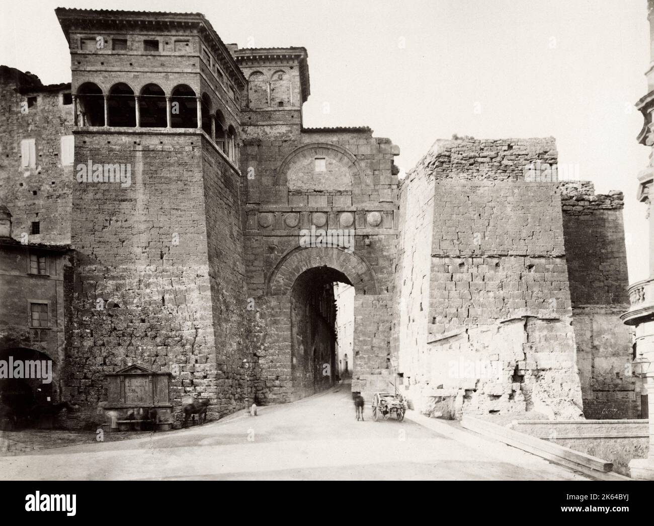 Photographie d'époque du 19th siècle - l'arche étrusque ou l'arche d'Auguste ou la porte d'Auguste est l'une des huit portes du mur étrusque de Perusia, connu aujourd'hui sous le nom de Pérouse. Banque D'Images