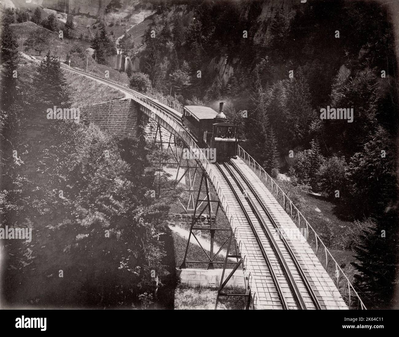 Photographie ancienne du XIXe siècle : train sur le Rigibahn, funiculaire de Rigi, Suisse. Banque D'Images