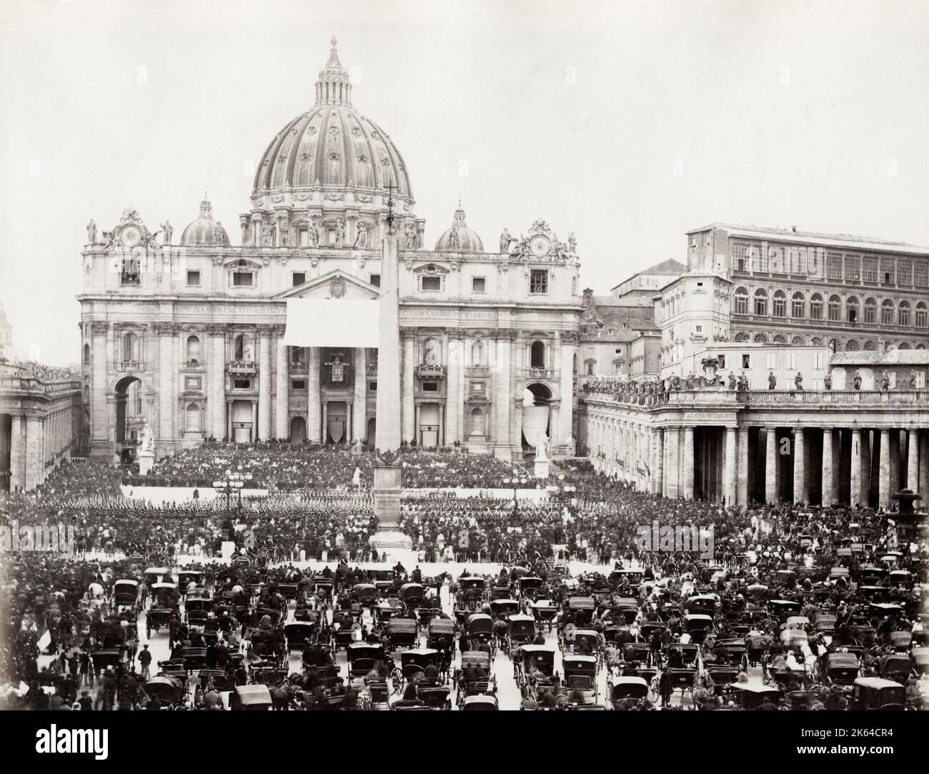 Photographie vintage du XIXe siècle - large foule sur la place Saint-Pierre pour une bénédiction du Pape du Vatican. Leo XIII Banque D'Images