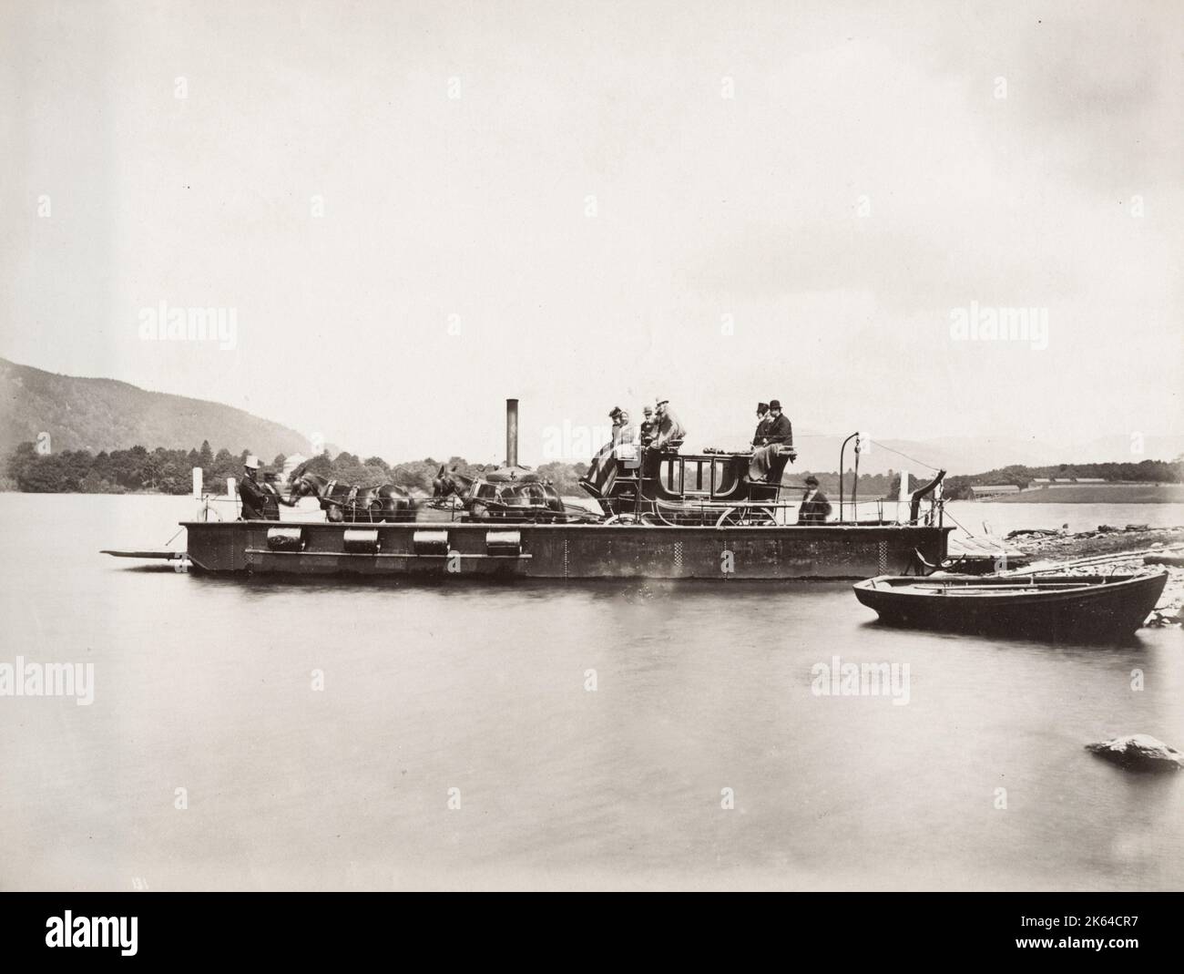 Photographie du XIXe siècle : cheval et calèche sur un traversier à vapeur, probablement photographié sur un lac anglais, vers 1880. Banque D'Images