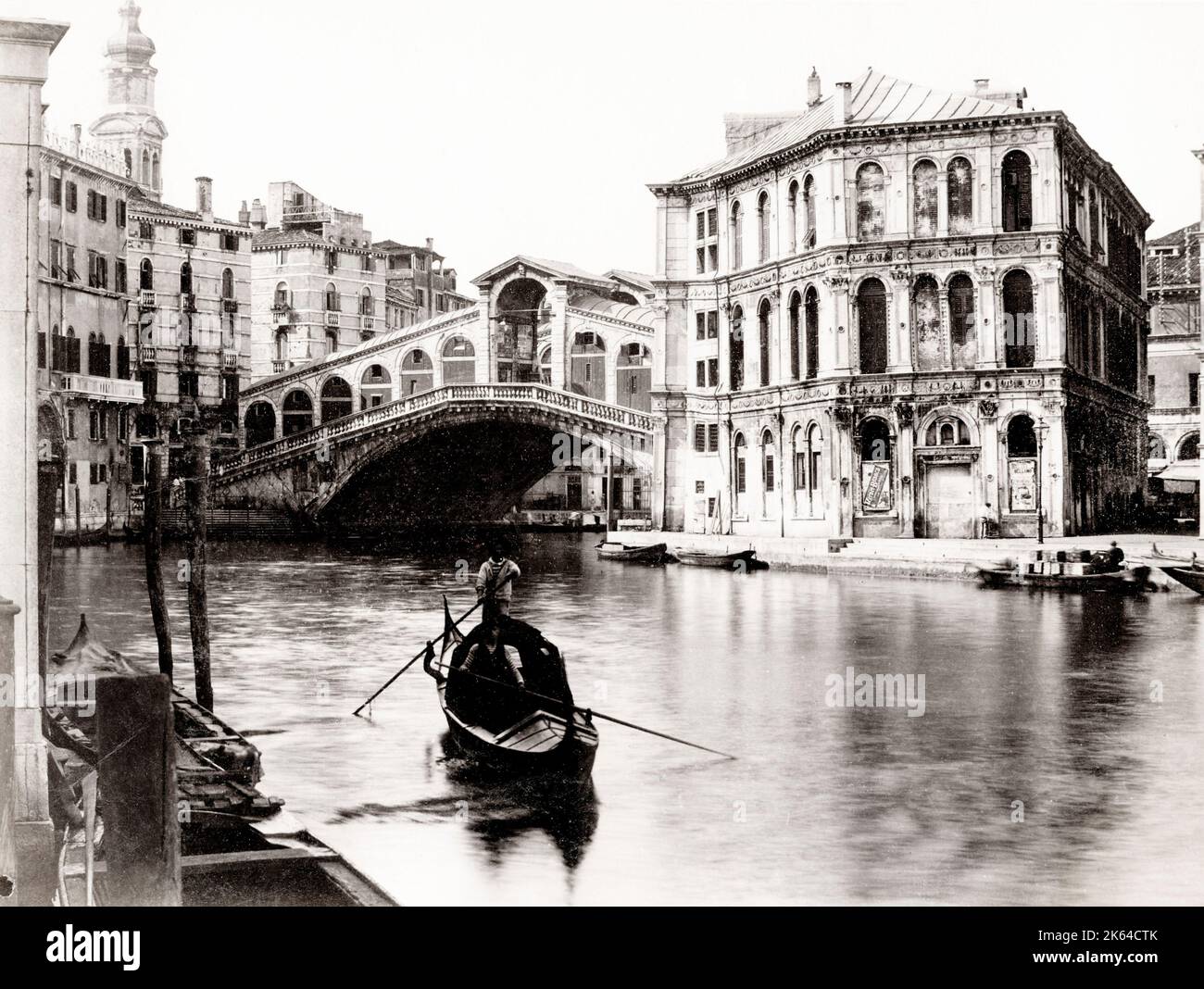 Photographie du XIXe siècle : gondole dans le canal en face du pont du Rialto, Venise, Italie, image c.1880 Banque D'Images