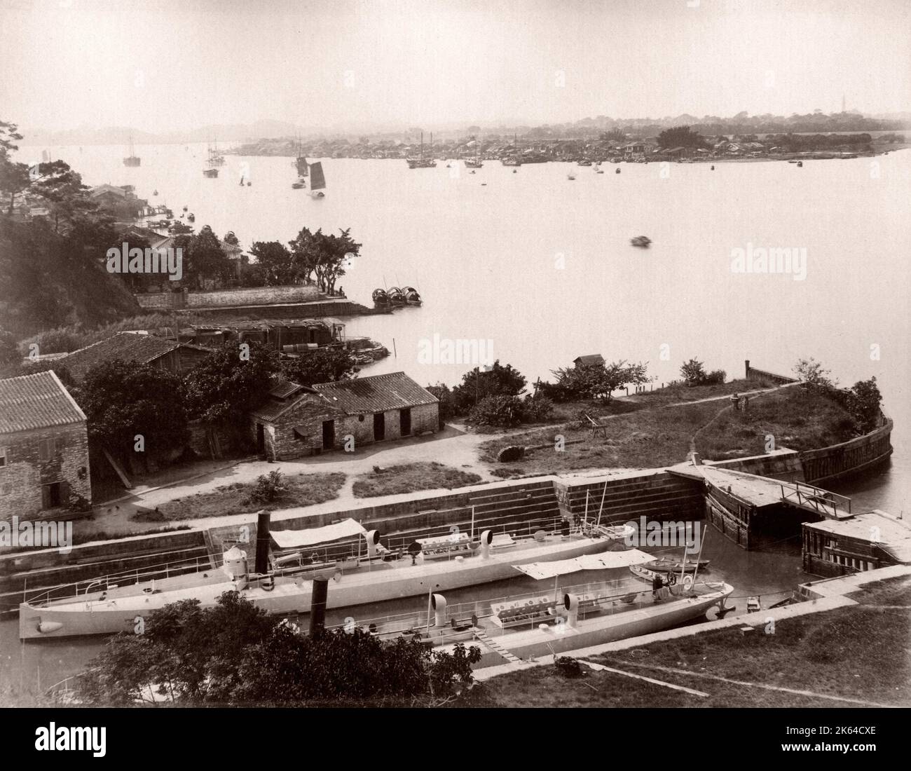 19e siècle vintage photo - Chine, Canton, canton - navire en cale sèche sur la rivière La rivière des Perles, Canton Banque D'Images