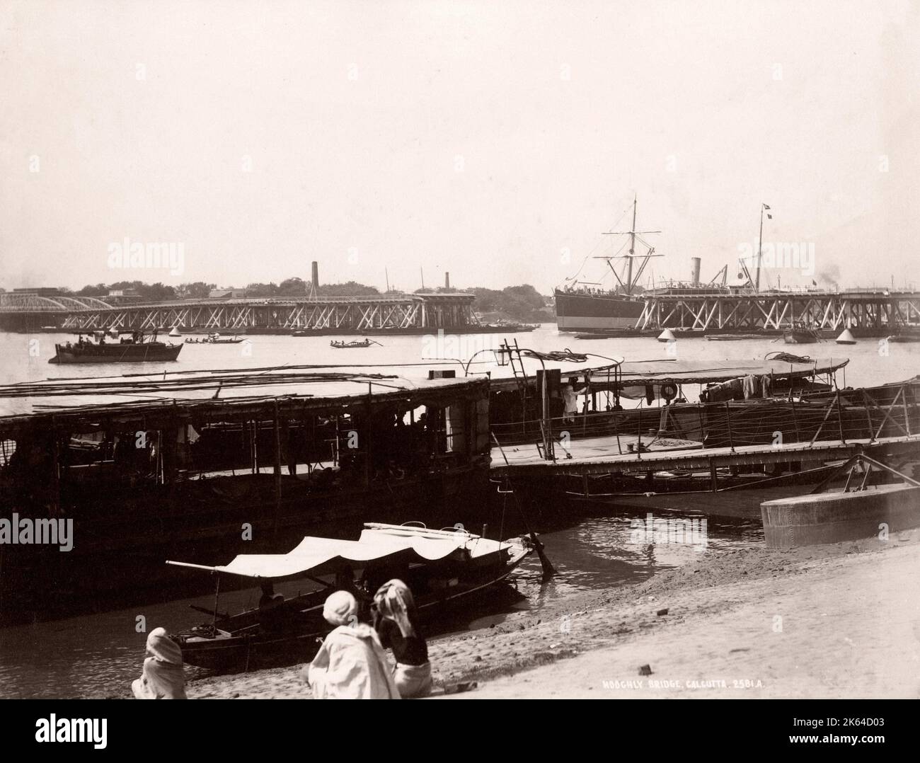 19e siècle vintage photo Inde - pont ouvert permettant de passer d'expédition, de la rivière Hooghly, Calcutta, Bourne et Shepherd, c.1870s Banque D'Images