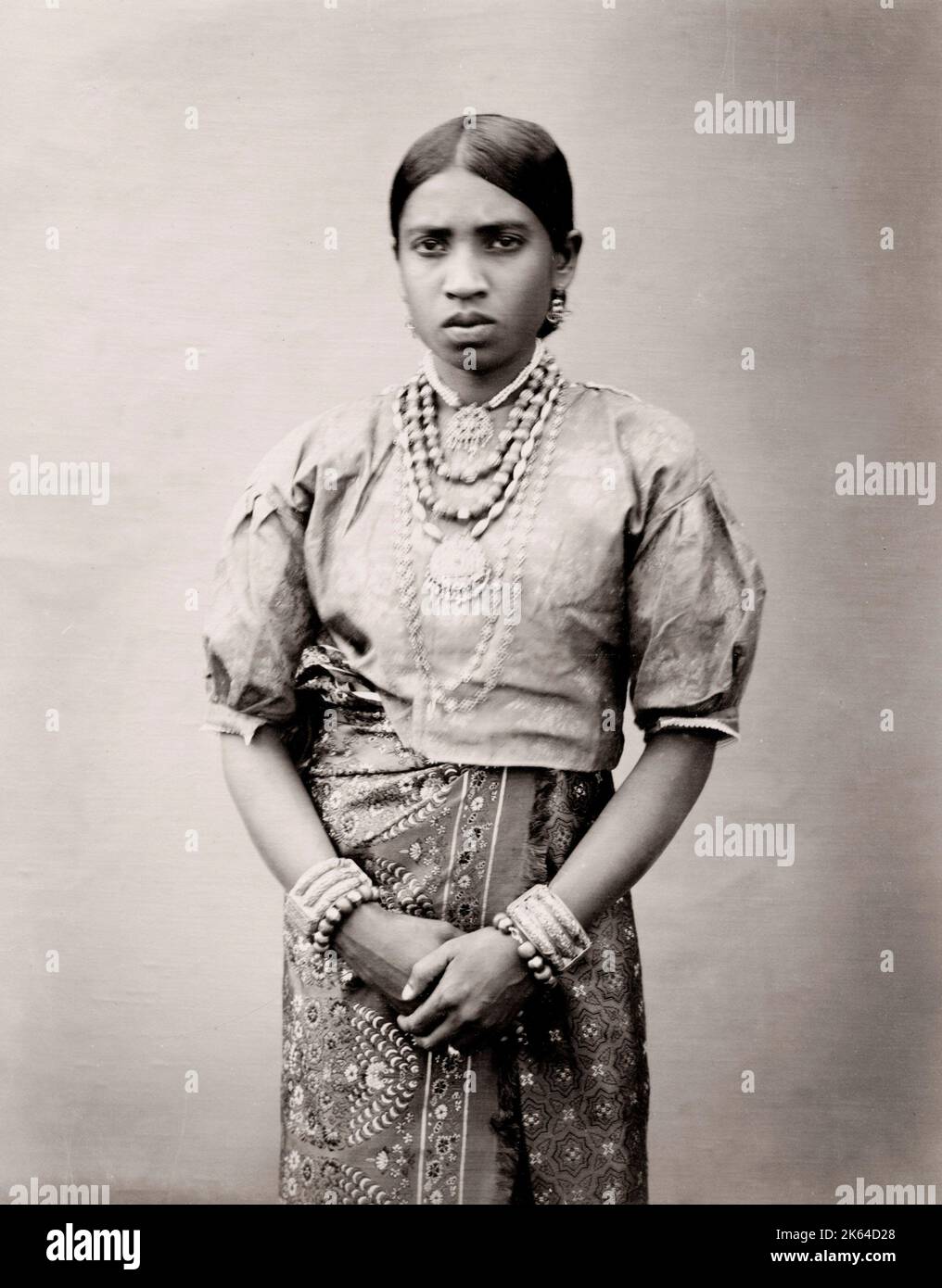 Photographie du XIXe siècle : portrait d'une fille indienne avec bijoux, colliers et bracelets, Inde. Banque D'Images