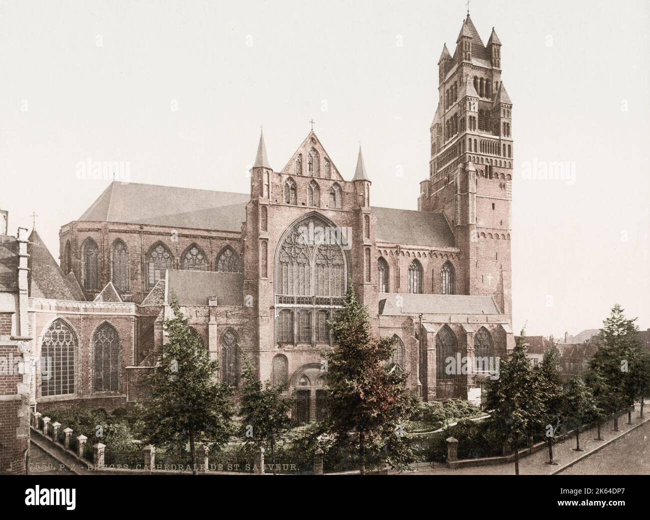 Photographie du siècle 19th : la cathédrale Saint-Salvator est la cathédrale de Bruges, en Belgique. La cathédrale est dédiée au Verrezen Zaligmaker et à Saint-Donatius de Reims. Banque D'Images