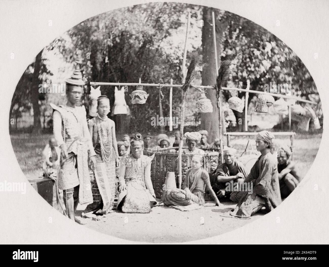 Photographie du XIXe siècle : troupe d'artistes, d'acteurs et de musiciens birmans, Inde britannique Banque D'Images