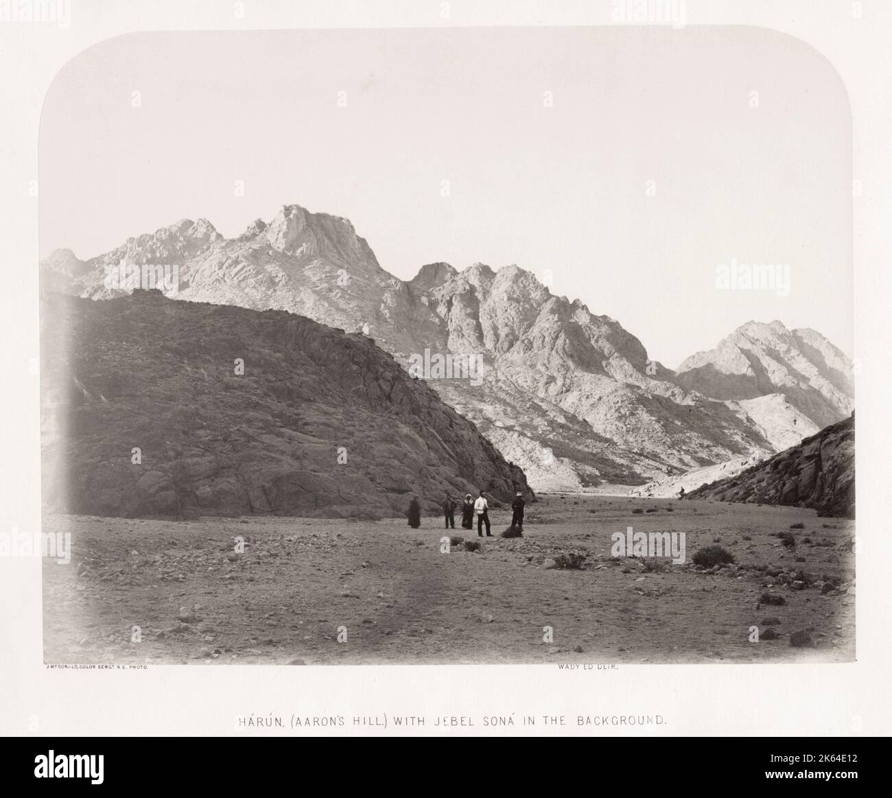 Photographie ancienne du XIXe siècle : Sergent James McDonald (actif 1865-9). Ordination de la Péninsule du Sinaï par les Royal Engineers - colline d'Aaron avec Jebel Sona en arrière-plan. Banque D'Images