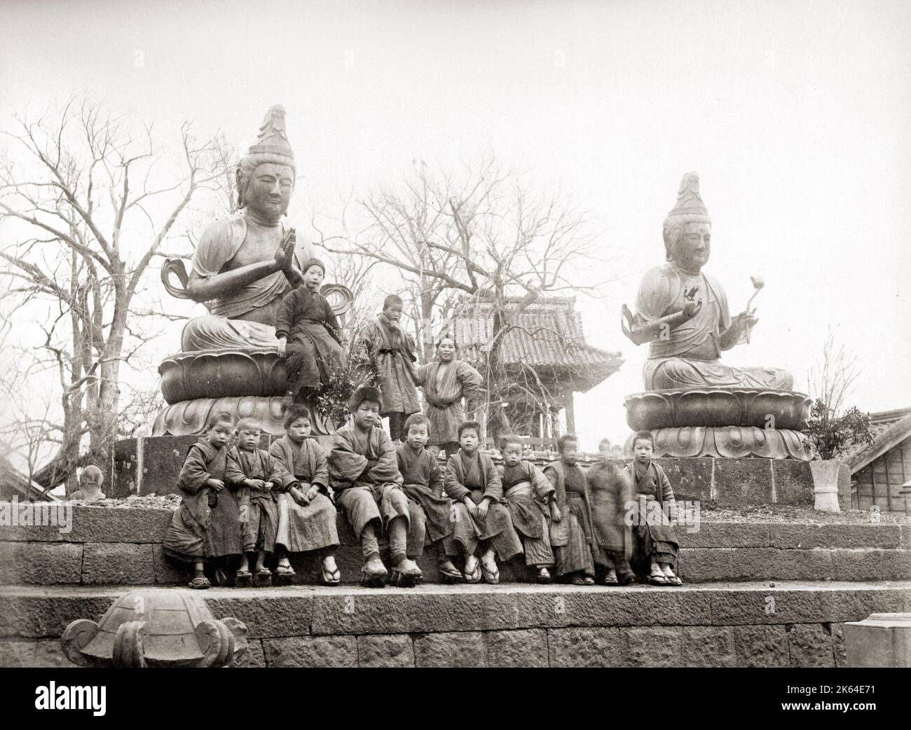 Des enfants devant des idoles de bronze, Tokyo, Japon, c.1880 . Banque D'Images