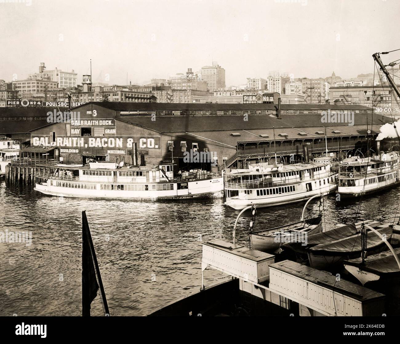 Au début du xxe siècle vintage photographie de presse - les entrepôts et les bateaux à passagers sur le front de mer de Seattle, Washington, Galbraith Dock. Banque D'Images