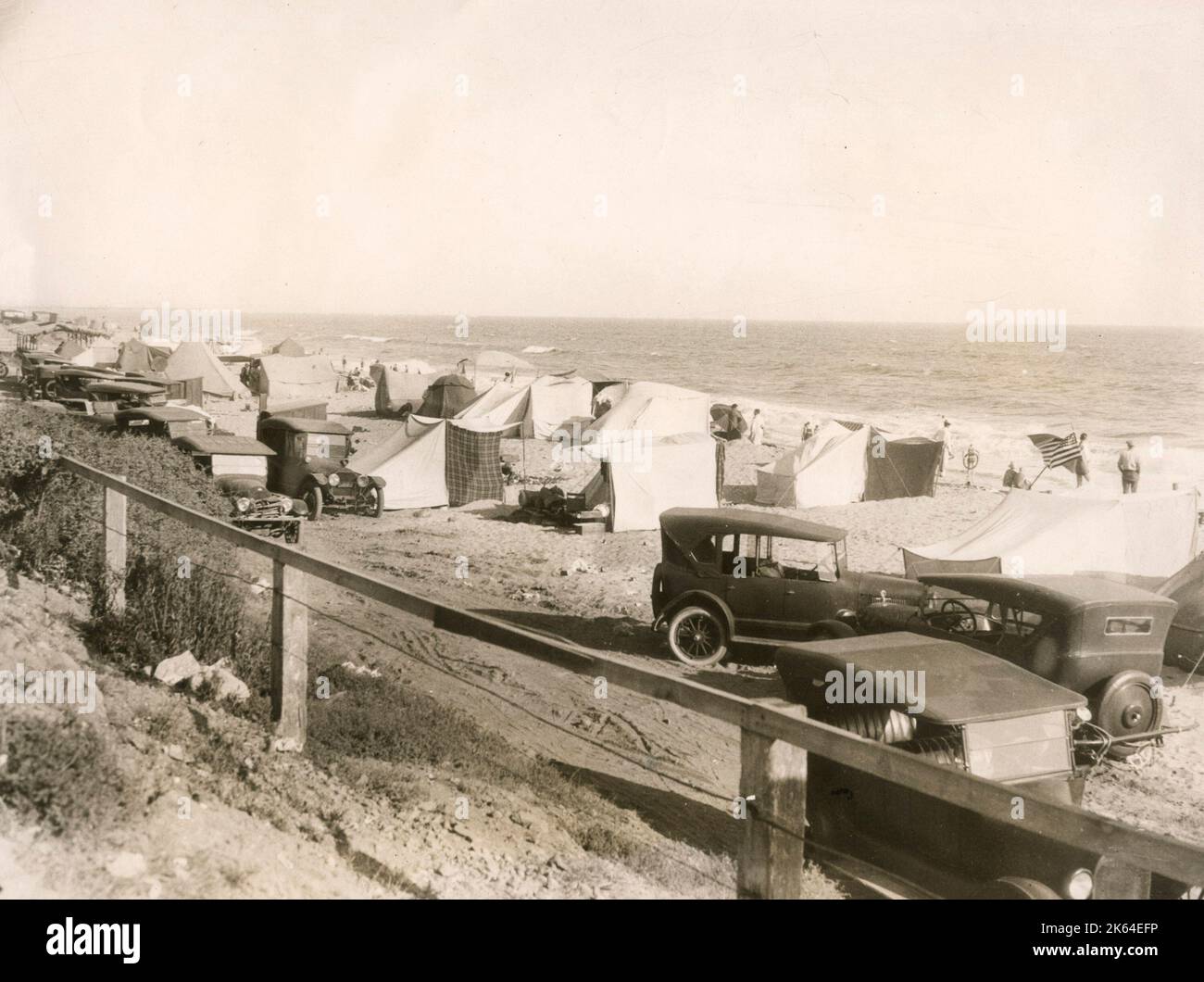Photo de presse ancienne du début du 20th siècle - les résidents de San Francisco font des tentes sur une plage de Californie en raison des craintes du tremblement de terre, 1925 Banque D'Images