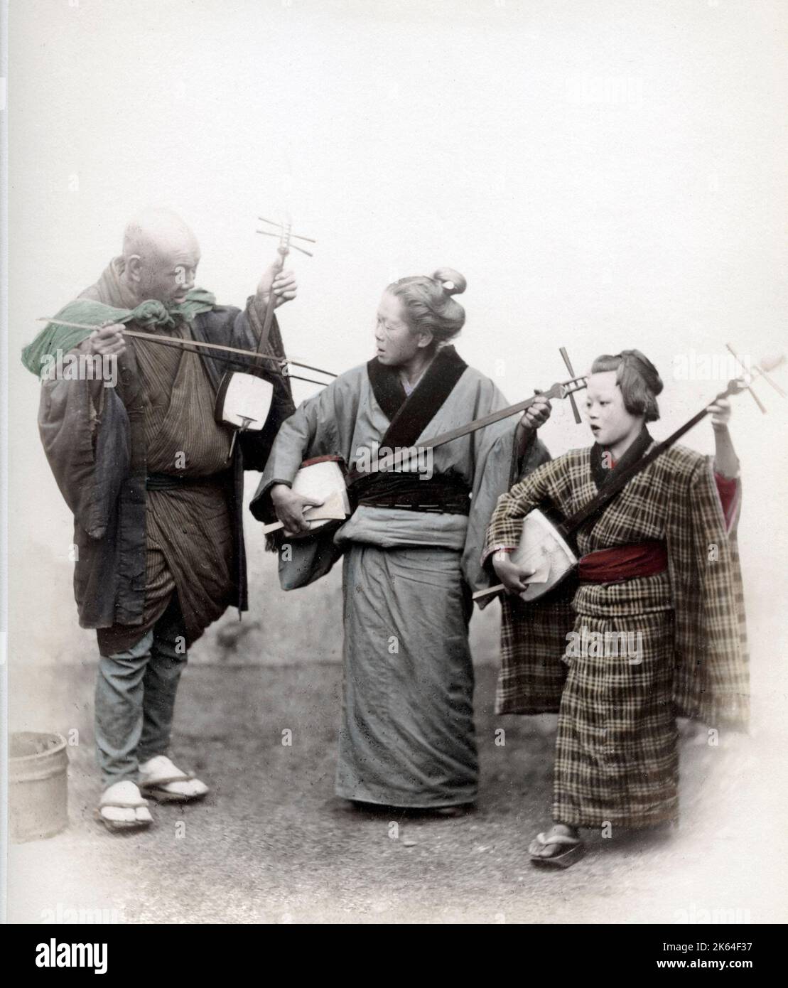 Musiciens de rue, Japon, 1860, shamisens Vintage photographie de la fin du 19th siècle Banque D'Images