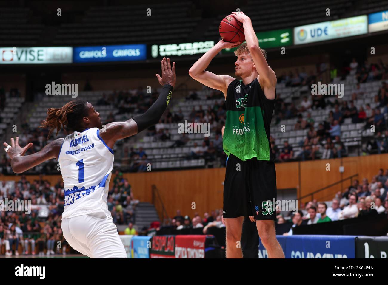 Zsombor Maronka de Joventut Badalona en action avec Kenny Gabriel de Germani Brescia pendant le match Eurocup entre Joventut Badalona et Germani Brescia à Palau Municipal sports de Badalona à Barcelone, Espagne. Banque D'Images